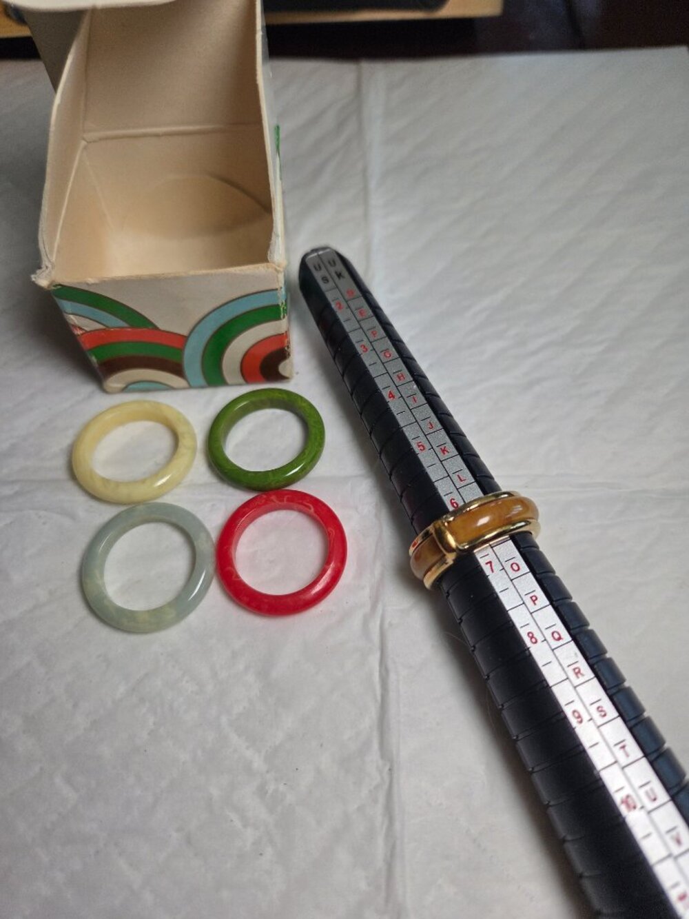 VINTAGE 1977 AVON COLOR GO ROUND BAKELITE RING SET WITH BOX - COMPLETE SET! - Picture 5 of 5